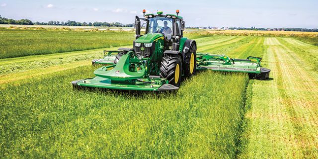 tracteur dans un champ