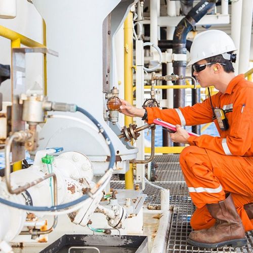 mécanicien qui verifie le niveau d'huile